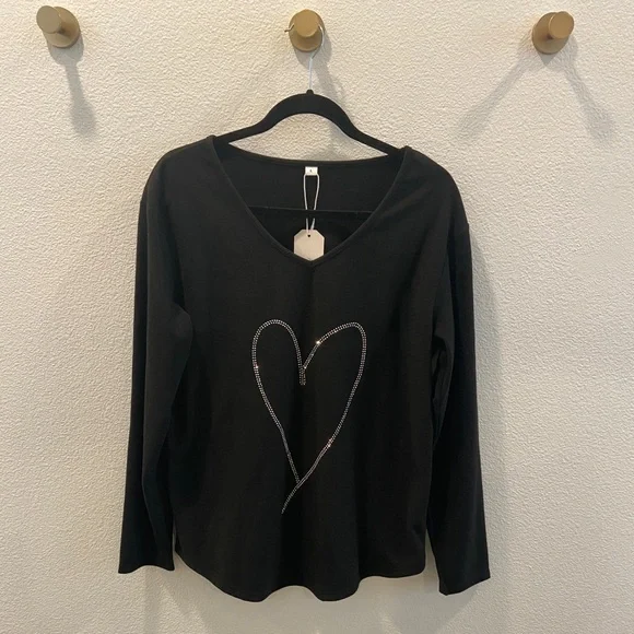 Ultra soft long sleeved crew neck top with rhinestone heart black fleece size L - Picture 1 of 6